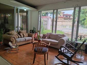 Se vende lujosa casa con piscina en residencial Los Arcos Heredia 25-643