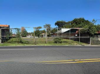 Se vende lote de 2,567m2 con uso comercial en Hatillo 25-973