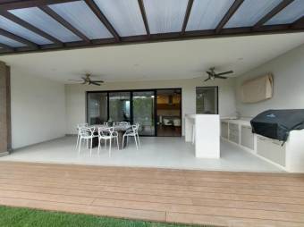 Se vende moderna casa en condominio de Pozos en Santa Ana 25-1243