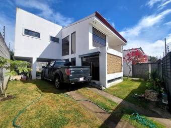 Se vende moderna casa independiente en San Vicente Heredia 25-1354