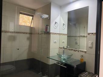 Se alquila moderno apartamento en condominio de Santa Ana 25-1381