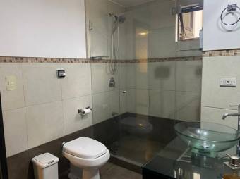 Se alquila moderno apartamento en condominio de Santa Ana 25-1381