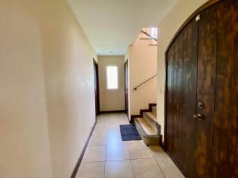 Se vende moderna casa en condominio de Santa Ana Centro 25-31