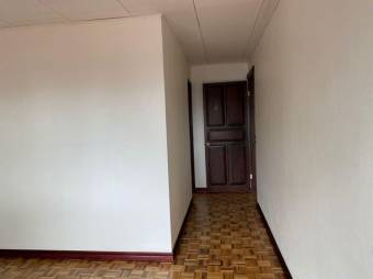 Se vende espaciosa casa en condominio de Uruca San José 24-317