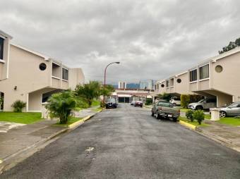 Se vende espaciosa casa en condominio de Uruca San José 24-317