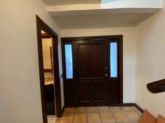 Se vende espaciosa casa en condominio de Uruca San José 24-317