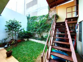 Se vende espaciosa casa con patio en Sabana Sur 23-1814