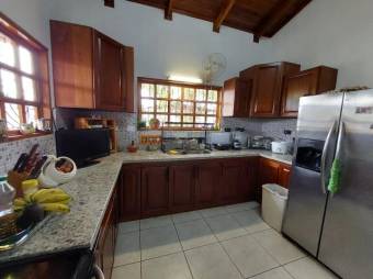 Se vende casa con amplio lote y 2 apartamento en Jesús de Santa Barbara 24-1075