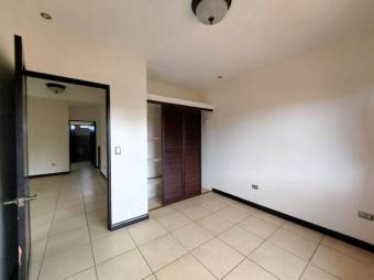 Se vende casa con patio en condominio de Montes de oca 25-1242