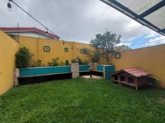 Se vende casa con patio en condominio de Montes de oca 25-1242