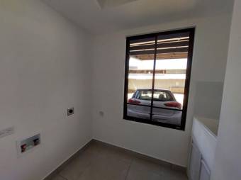 Se alquila apartamento nuevo con patio en la Aurora 25-1403