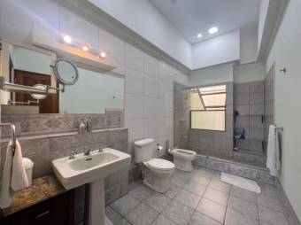 Se vende moderna casa de 2 plantas en Uruca San José 25-528