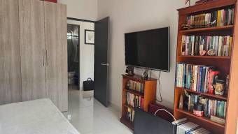 Se vende moderna casa con patio en Lindora 25-587