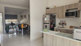 Se vende moderna casa con patio en Lindora 25-587