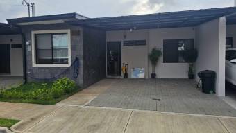 Se vende moderna casa con patio en Lindora 25-587