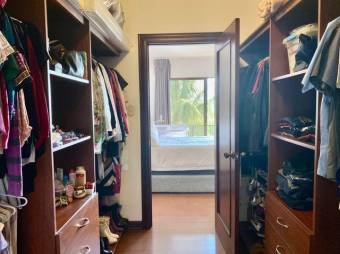 Se vende moderno apartamento en condominio de Santa Ana 24-565