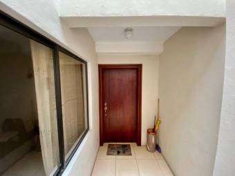 Se vende moderno apartamento en condominio de Santa Ana 24-565