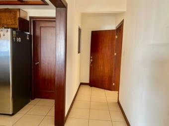 Se vende moderno apartamento en condominio de Santa Ana 24-565