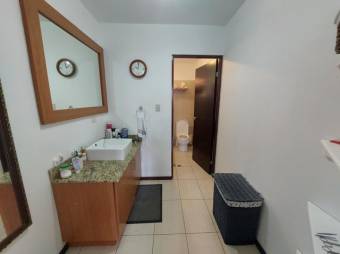 Se vende apartamento en condominio de Pozos Santa Ana 24-949