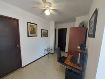 Se vende apartamento en condominio de Pozos Santa Ana 24-949