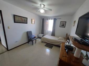 Se vende apartamento en condominio de Pozos Santa Ana 24-949