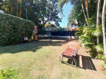 Se vende apartamento en condominio de Pozos Santa Ana 24-949