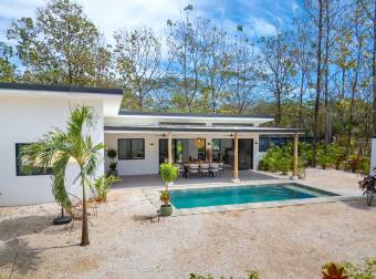 Villa Moderna con Piscina y Gran Potencial en Río Santo, Tamarindo