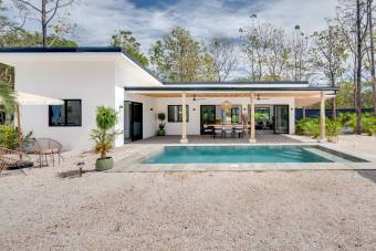 Villa Moderna con Piscina y Gran Potencial en Río Santo, Tamarindo