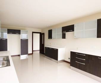 Apartamento a la venta en condominio en Bello Horizonte, Escazú.