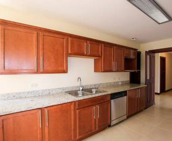 Apartamento a la venta en condominio en Bello Horizonte, Escazú.