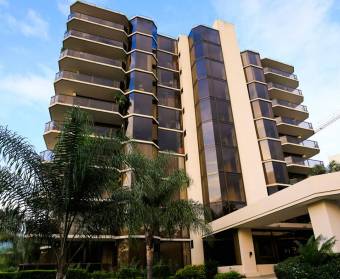 Apartamento a la venta en condominio en Bello Horizonte, Escazú.