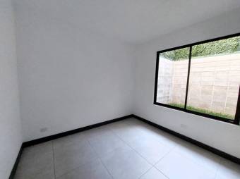 Se alquila apartamento nuevo con patio en la Aurora 25-1403