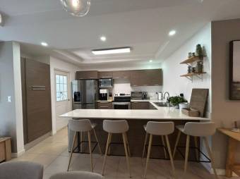 Se vende espaciosa casa con patio en Ciudad Colon San José 25-487