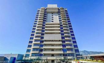 Se vende espacioso apartamento en Torre de Paseo Colón 25-949