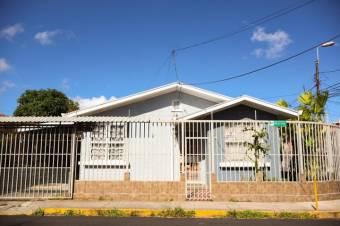 Se vende espaciosa casa con patio en Zapote San José 25-66 Se vende espaciosa casa con patio en Zapote San José 25-66