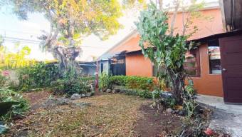 Se vende espaciosa casa con patio en Zapote San José 25-66 Se vende espaciosa casa con patio en Zapote San José 25-66