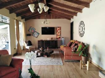 Se vende casa con lote de 2,182m2 en Santa Ana 23-1465