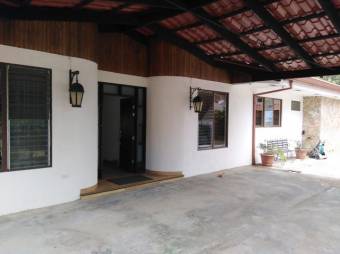 Se vende casa con lote de 2,182m2 en Santa Ana 23-1465