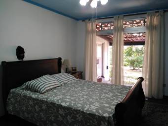 Se vende casa con lote de 2,182m2 en Santa Ana 23-1465