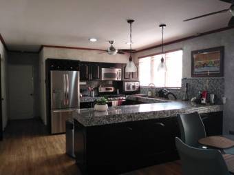 Se vende casa con lote de 2,182m2 en Santa Ana 23-1465