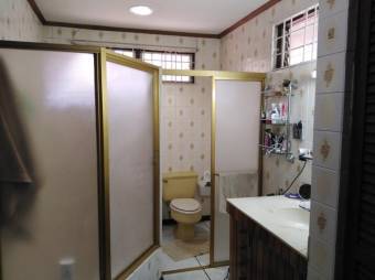 Se vende casa con lote de 2,182m2 en Santa Ana 23-1465