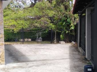 Se vende casa con lote de 2,182m2 en Santa Ana 23-1465