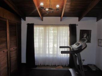 Se vende casa con lote de 2,182m2 en Santa Ana 23-1465