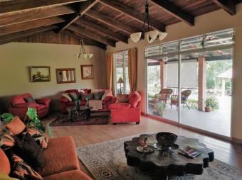 Se vende casa con lote de 2,182m2 en Santa Ana 23-1465