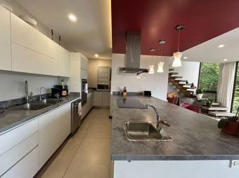 Se vende lujosa casa con patio y terraza en Heredia 25-627