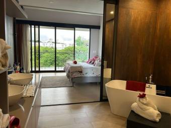 Se vende lujosa casa con patio y terraza en Heredia 25-627