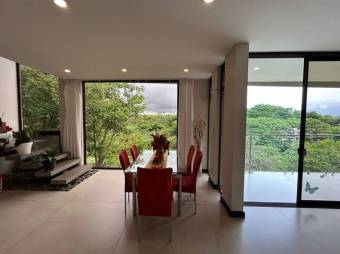 Se vende lujosa casa con patio y terraza en Heredia 25-627