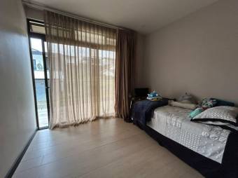 Se vende lujosa casa con patio y terraza en Heredia 25-627