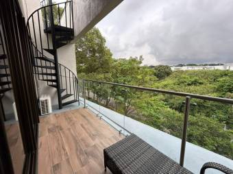 Se vende lujosa casa con patio y terraza en Heredia 25-627