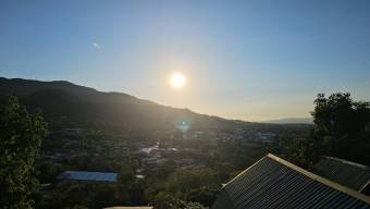 Se vende casa con lote de 1,642m2 en Santa Ana 24-1203